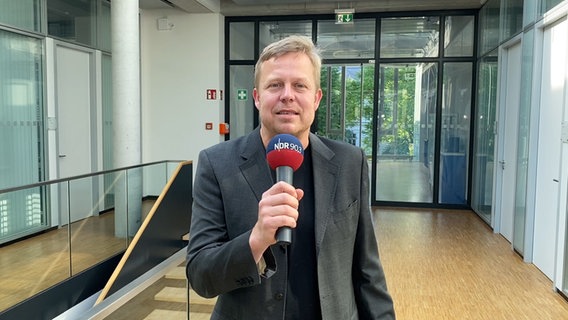 Dietrich Lehmann, NDR 90,3 Wirtschaftsredakteur, berichtet über die aktuelle Prognose der wirtschaftlichen Entwicklung im Hamburger Hafen. © NDR Foto: Anna Rüter