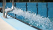 Wasser fließt in ein leeres Schwimmbecken. © picture alliance Foto: Matthias Bein