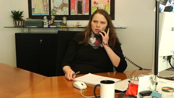 Hamburgs Sozial- und Gesundheitssenatorin Melanie Leonhard (SPD) am Telefon / On Air mit Jacqueline Heemann. © NDR Foto: Ari Ahmadi