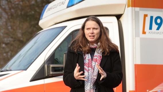 Melanie Leonhard, Hamburg's Senator for Social Affairs, speaks during her visit to the DRK control center for mobile vaccination teams in Hamburg.  © picture alliance / dpa Photo: Ulrich Perrey