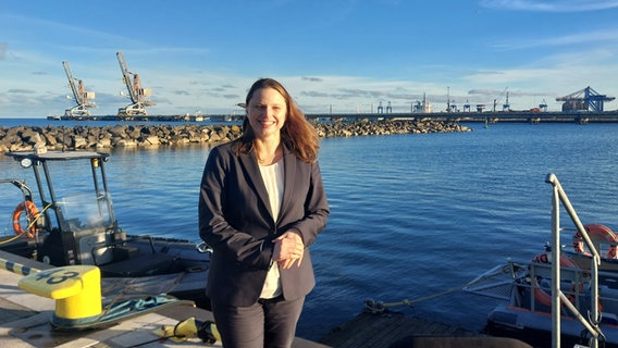 Hamburgs Wirtschaftssenatorin Melanie Leonhard steht am Hafen von Danzig. © NDR Foto: Dietrich Lehmann