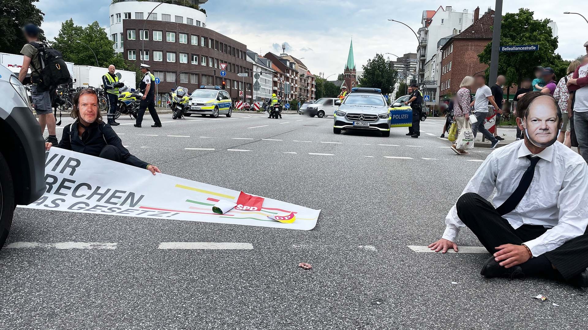 Klima-Aktivisten blockieren Kreuzung in Eimsbüttel