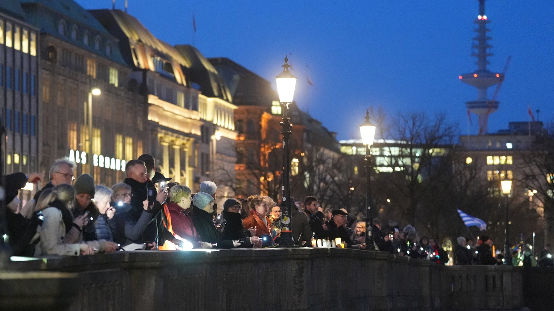 Aktion gegen Rassismus: Lichterkette an der Hamburger Alster