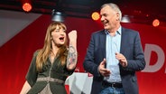 Heidi Reichinnek, Spitzenkandidatin der Partei Die Linke zur Bundestagswahl 2025, und Jan van Aken, Bundesvorsitzender und Spitzenkandidat der Partei Die Linke, jubeln bei einem Parteitag. (Archivfoto) © picture alliance/dpa Foto: Sebastian Gollnow