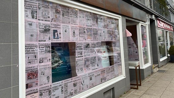 Shortly before the opening, the Italy Museum is still covered with the covers of old Italian sports newspapers.  © NDR Photo: Daniel Kaiser