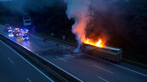 Ein brennender Lkw wird auf der Autobahn von Einsatzkräften der Feuerwehr gelöscht. © HamburgNews 