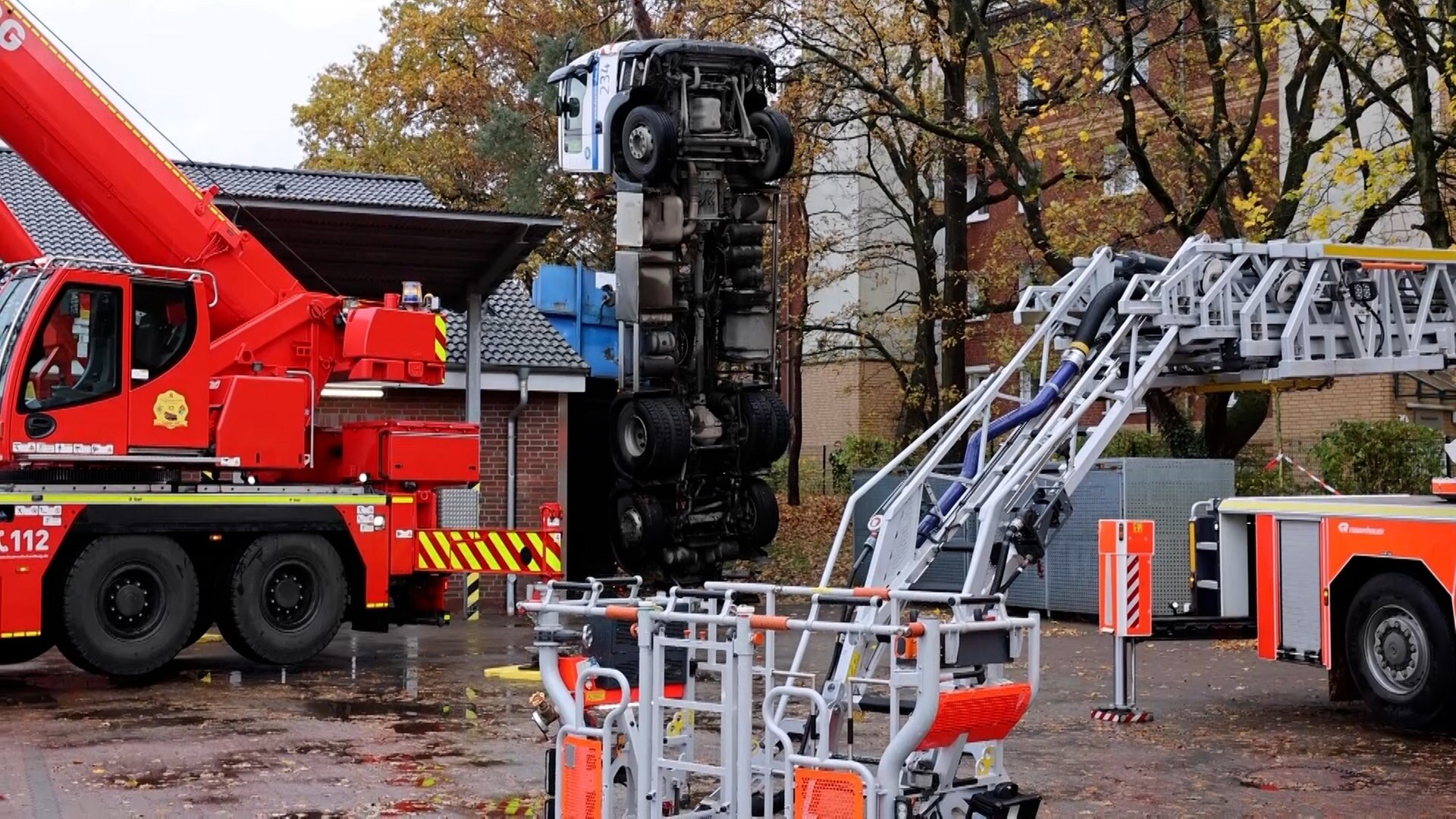 Kurioser Unfall in Hamburg: Lkw macht Männchen