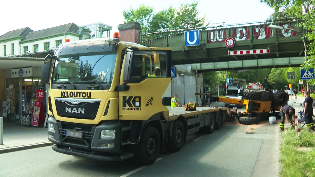 Ein Lkw ist mit seiner Ladung gegen ein Brücke an der U-Bahnhaltestelle Meiendorfer Weg gestoßen.