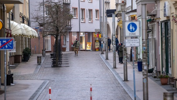 The almost deserted shopping street in Schwerin's old town.  © dpa photo: Jens Büttner