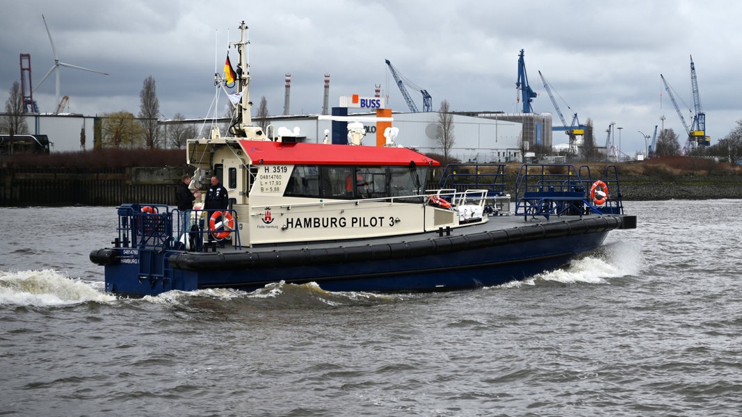 Neues Lotsenversetzschiff im Hamburger Hafen angekommen