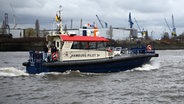 Das Lotsenversetzschiff "Hamburg Pilot 3" fährt an den Hamburger Landungsbrücken. © David Hammersen/dpa 