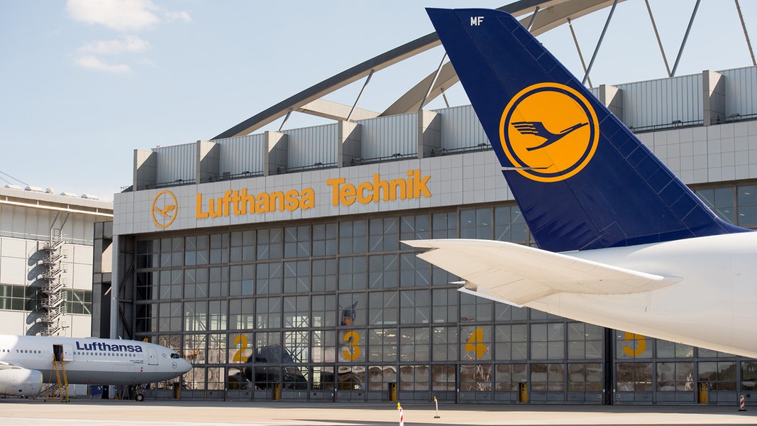 Ein Airbus A330-343 der Lufthansa steht in Hamburg vor einer Halle der Lufthansa Technik AG.
