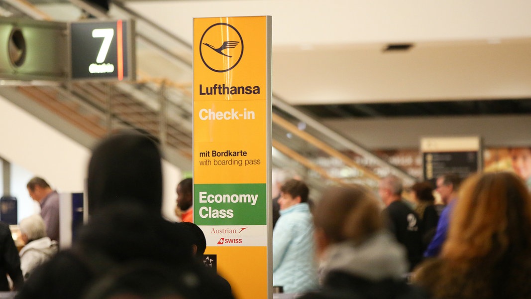 Ein Lufthansa-Schild an einem Schalter am Hamburger Flughafen.