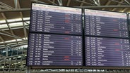 Die Monitore am Airport Hamburg zeigen gecancelte Lufthansa Flüge. © NDR 