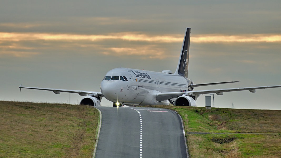 Eine gelandete Maschine der Lufthansa rollt auf dem Weg zum Terminal.
