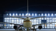 Ein Airbus der Flugbereitschaft der Bundeswehr steht vor einer Halle von Lufthansa Technik in Hamburg. © Lufthansa Technik 