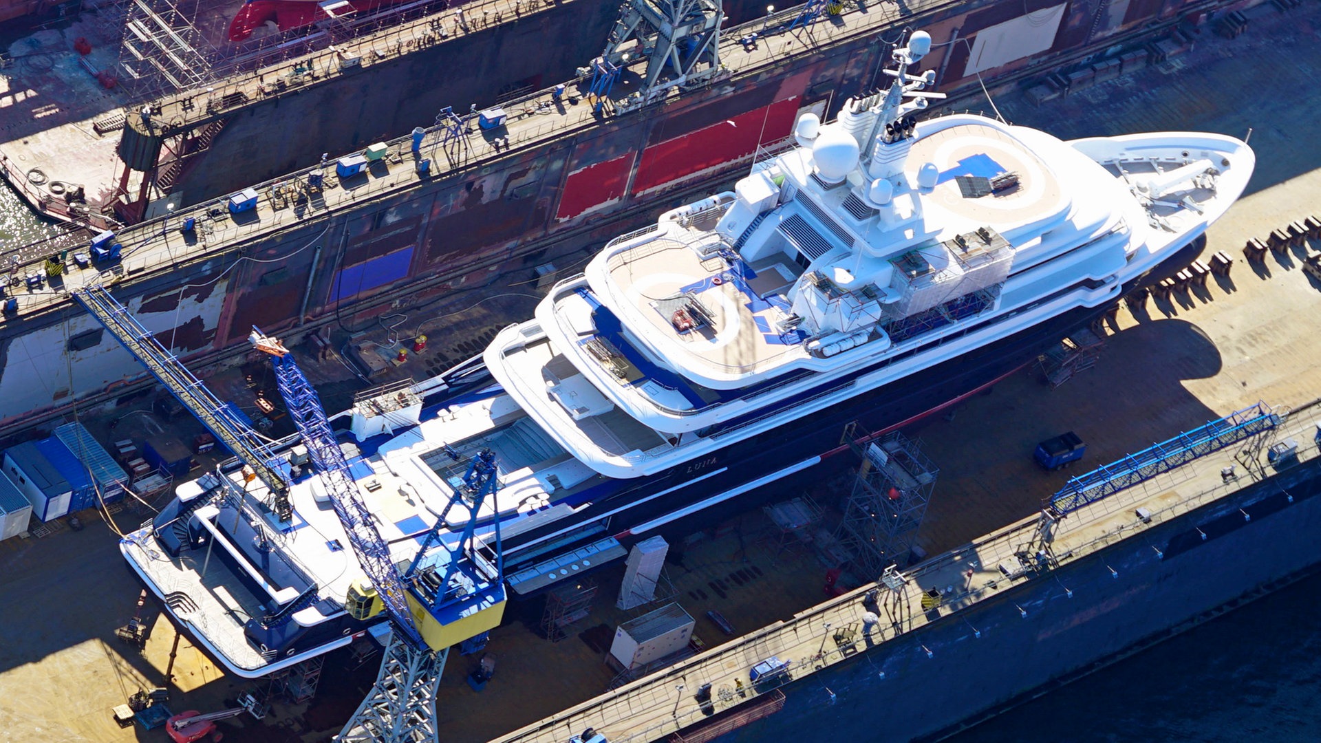 Luxusjacht „Luna“ im Hamburger Hafen festgesetzt