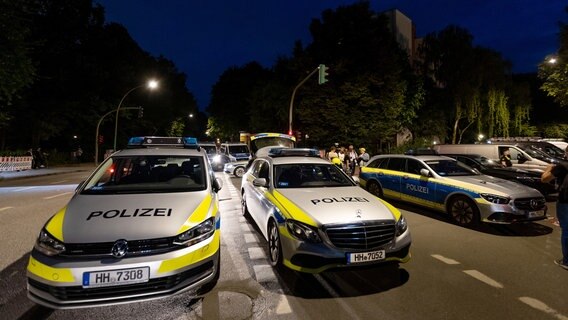 Polizeiwagen stehen auf einer Straße in Hamburg-Lurup. © picture alliance/dpa Foto: Bodo Marks