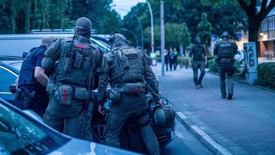 Spezialkräfte der Polizei befinden sich in einem Großeinsatz in Hamburg-Lurup. © NDR Foto: Elias Bartl