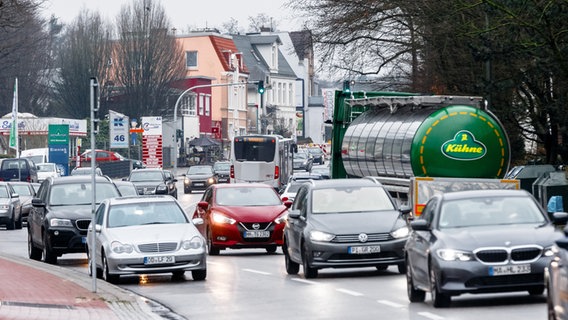 Zahlreiche Autos fahren auf der Luruper Hauptstraße in Hamburg. © picture alliance / dpa Foto: Markus Scholz