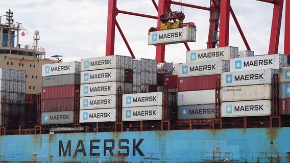 Ein Containerschiff der Reederei Maersk wird am Eurogate Containerterminal in Hamburg abgefertigt. © picture alliance/dpa Foto: Marcus Brandt