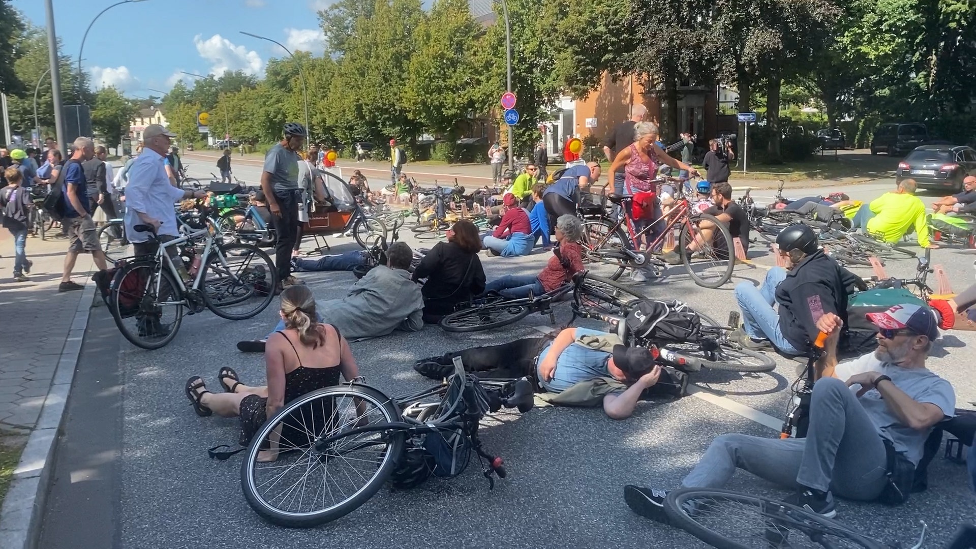 Mahnwache für getöteten 15-jährigen Radfahrer in Hamburg