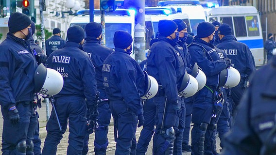 Polizisten beobachten eine Demonstration in Hamburg. © picture-alliance 