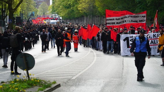 Etwa 1.500 Demonstrierende ziehen am 1. Mai 2022 durch Hamburg. © rtn Foto: Frank Bründel