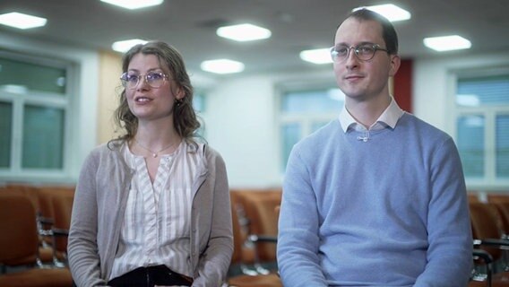 Mary und Kevin, zwei Überlebende der Amoktat vom 9. März 2023, sitzen nebeneinander und geben dem NDR ein Interview. © NDR Info 