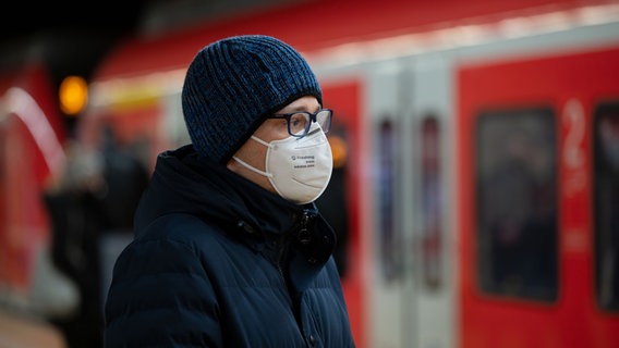 A man wears a KN95 protective mask in a S-Bahn station.  © picture alliance / dpa |  Marijan Murat Photo: Marijan Murat