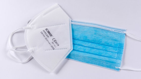 An FFP2 mask and a blue surgical mask lie on a white background.  © picture alliance / zb |  Kirsten Nijhof Photo: Kirsten Nijhof