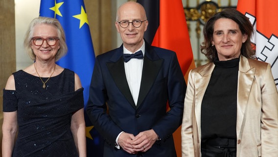 Hamburgs Bürgermeister Peter Tschentscher (M), empfängt Teresa Ribera (rechts), Exekutiv-Vizepräsidentin der Europäischen Kommission und EU-Kommissarin für Wettbewerb, und Monika Schnitzer (links), Wirtschaftsweise und Vorsitzende des Sachverständigenrats zur Begutachtung der gesamtwirtschaftlichen Entwicklung im Rathaus zum Matthiae-Mahl. © dpa 