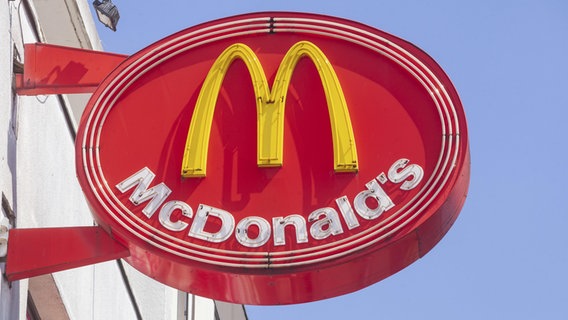 Ein Schild mit dem Logo von McDonald's auf der Reeperbahn in Hamburg © picture alliance / imageBROKER Foto: Torsten Krüger