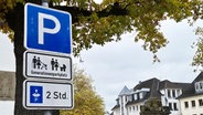 Ein Parkplatzschild für einen Generationenparkplatz in Attendorn. © Hansestadt Attendorn Foto: Tom Kleine