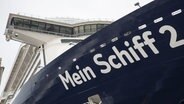 Blick auf die Bordwand des Kreuzfahrtschiffs "Mein Schiff 2". © picture alliance/Geisler-Fotopress Foto: Robert Schmiegelt