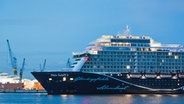 Das Tui-Kreuzfahrtschiff "Mein Schiff 2" läuft am Morgen nach einem knapp dreitägigen Kurztrip in den Hafen auf der Elbe ein. © picture alliance/dpa Foto: Daniel Bockwoldt