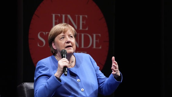 Altkanzlerin Angela Merkel (CDU) spricht während der "Die Zeit"-Veranstaltung "Eine Stunde Zeit mit..." auf der Bühne im Deutschen Schauspielhaus. © picture alliance/dpa Foto: Marcus Brandt