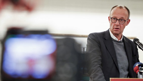 Friedrich Merz, Bundesvorsitzender der CDU und Unions-Kanzlerkandidat, spricht als Gast beim Club Hamburger Wirtschaftsjournalisten (CHW) im Hotel Grand Elysee. © picture alliance/dpa Foto: Christian Charisius