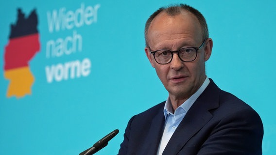 Friedrich Merz, Kanzlerkandidat und Parteivorsitzender der CDU, spricht während einer Pressekonferenz nach der Winterklausur des CDU-Bundesvorstands in Hamburg. © picture alliance/dpa Foto: Marcus Brandt