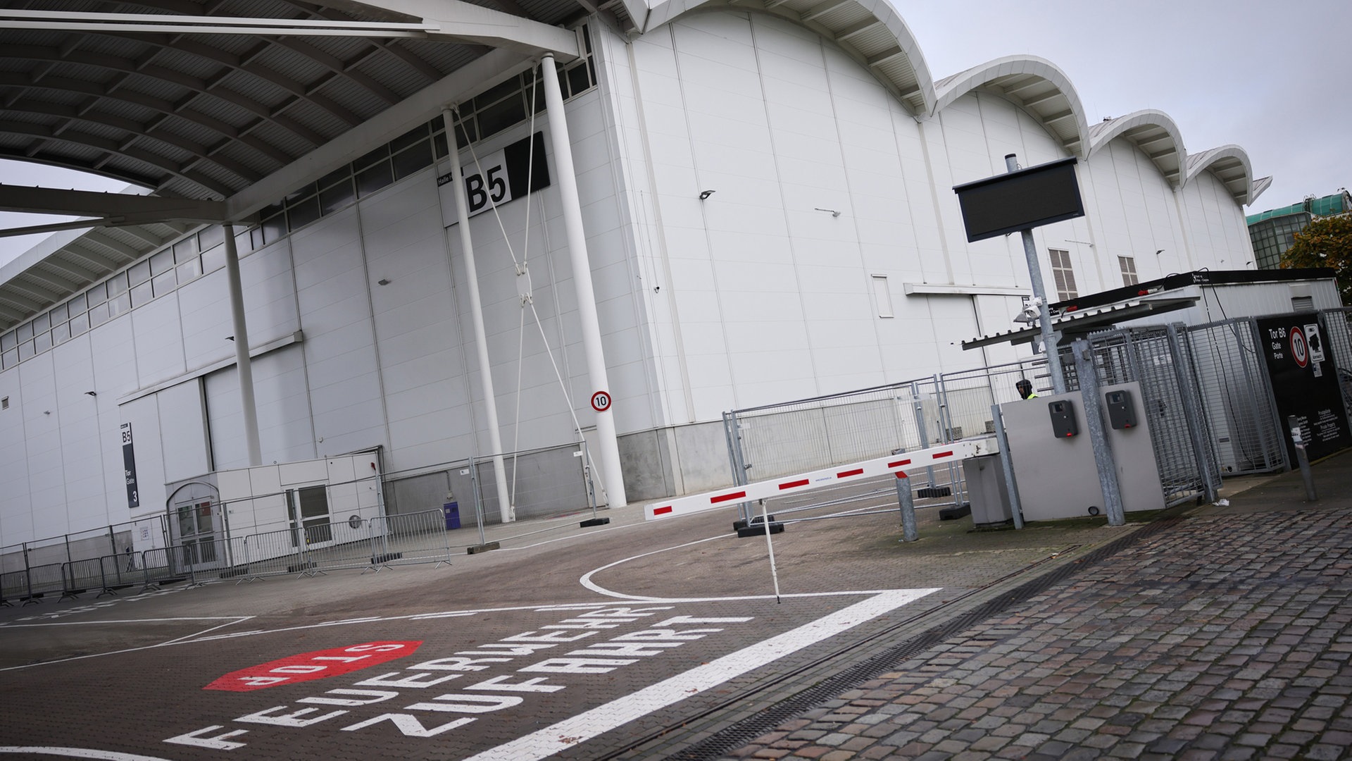 Erste Flüchtlinge kommen in den Hamburger Messehallen unter