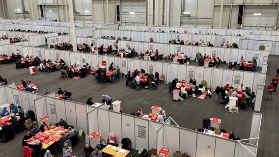 Wahlhelfer zählen in den Hamburger Messehallen die Stimmen der Bezirksversammlungswahlen aus. © NDR Foto: Screenshot