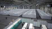 Die Messehalle B5 auf dem Hamburger Messegelände wird ab 3. Dezember erneut zur Notunterkunft für Geflüchtete. © dpa Foto: Marcus Brandt