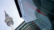 Blick auf den Fernsehturm Heinrich-Hertz-Turm auf dem Gelände der Hamburg Messe und Congress GmbH (HMC) vor den Hallen A1 und A4. © picture alliance/dpa Foto: Marcus Brandt