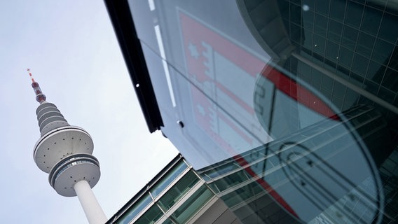 Blick auf den Fernsehturm Heinrich-Hertz-Turm auf dem Gelände der Hamburg Messe und Congress GmbH (HMC) vor den Hallen A1 und A4. © picture alliance/dpa Foto: Marcus Brandt