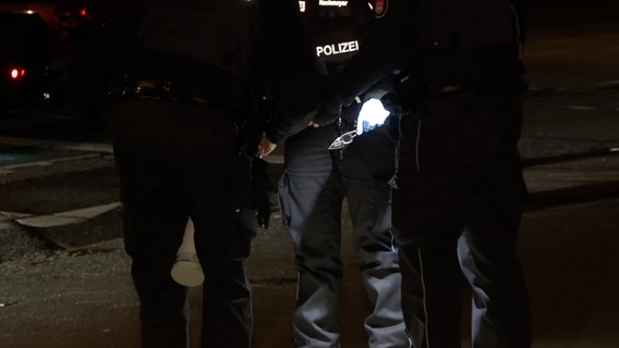 Ein Polizist hat am Unfallort ein Messer sichergestellt. © dpa-Bildfunk Foto: Sebastian Peters