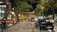 Einsatzkräfte der Polizei sichern einen Ttort am Hmburger Hauptbahnhof. © NDR Foto: Finn Kessler