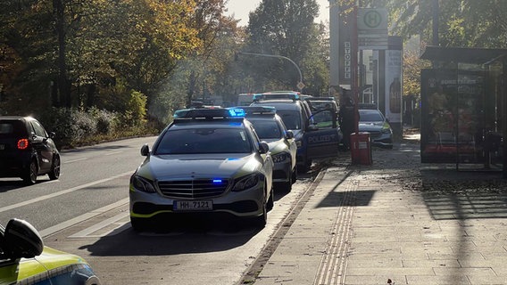 Mehrere Einsatzfahrzeuge der Polizei in der Nähe des Tatortes am Alsenplatz. © NDR Foto: NDR