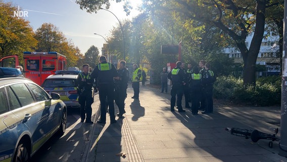 Mehrere Beamte der Polizei in der Nähe des Tatortes am Alsenplatz. © NDR Foto: NDR