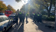 Mehrere Beamte der Polizei in der Nähe des Tatortes am Alsenplatz. © NDR Foto: NDR