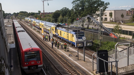 Ein Brand an einer Lok eines Metronom-Zuges wird am Bahnhof Neugraben von der Feuerwehr gelöscht. © Blaulicht-News 